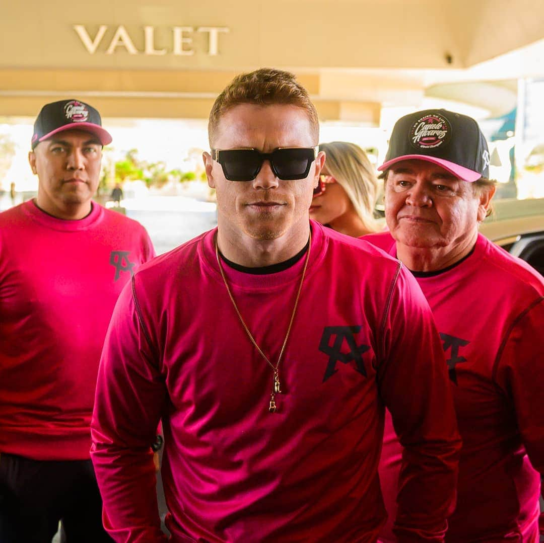 サウル・アルバレスさんのインスタグラム写真 - (サウル・アルバレスInstagram)「Team Canelo está en la casa 🥊🇲🇽 #GrandArrival  #CaneloKovalev @dazn_usa」10月30日 5時51分 - canelo