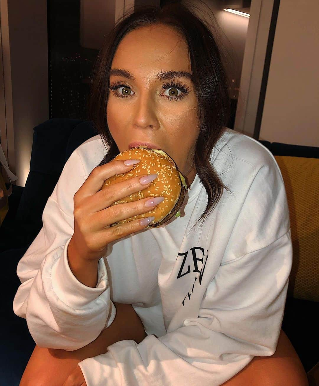 ヴィッキー・パティソンさんのインスタグラム写真 - (ヴィッキー・パティソンInstagram)「Eat clean to stay healthy, have a burger to stay sane... 🍔😂 I’ve struggled through this hangover today like a champ but it’s all been worth it for this moment... sitting on the sofa with as Big Mac in my hand, watching crap tv and cuddling my @ercan_ram... 😍  THANKYOU @ubereats for the perfect hangover cure @mcdonaldsuk.... ♥️😂 ps I’m still ill as a DOG 😩🐶 #gifted」10月30日 6時07分 - vickypattison