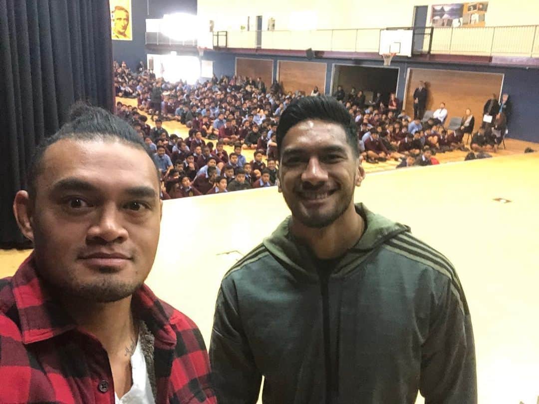 のインスタグラム：「It was an honor to go back to my old High School and say a few words at the school assembly with @hendo257 . Hopefully we inspired someone to not be afraid  to set their goals and go 💯 for it.  #DeLaSalle #oldboys」