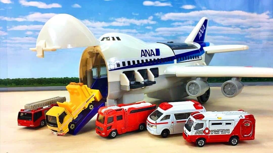 ちびっこギズモのインスタグラム：「飛行機のおもちゃを開封します。  僕が子供だったらこのおもちゃは ドはまりしそうです！  飛行機の中にミニカーが入り 頭から勢いよく出ます。  とても楽しいおもちゃですよ！」