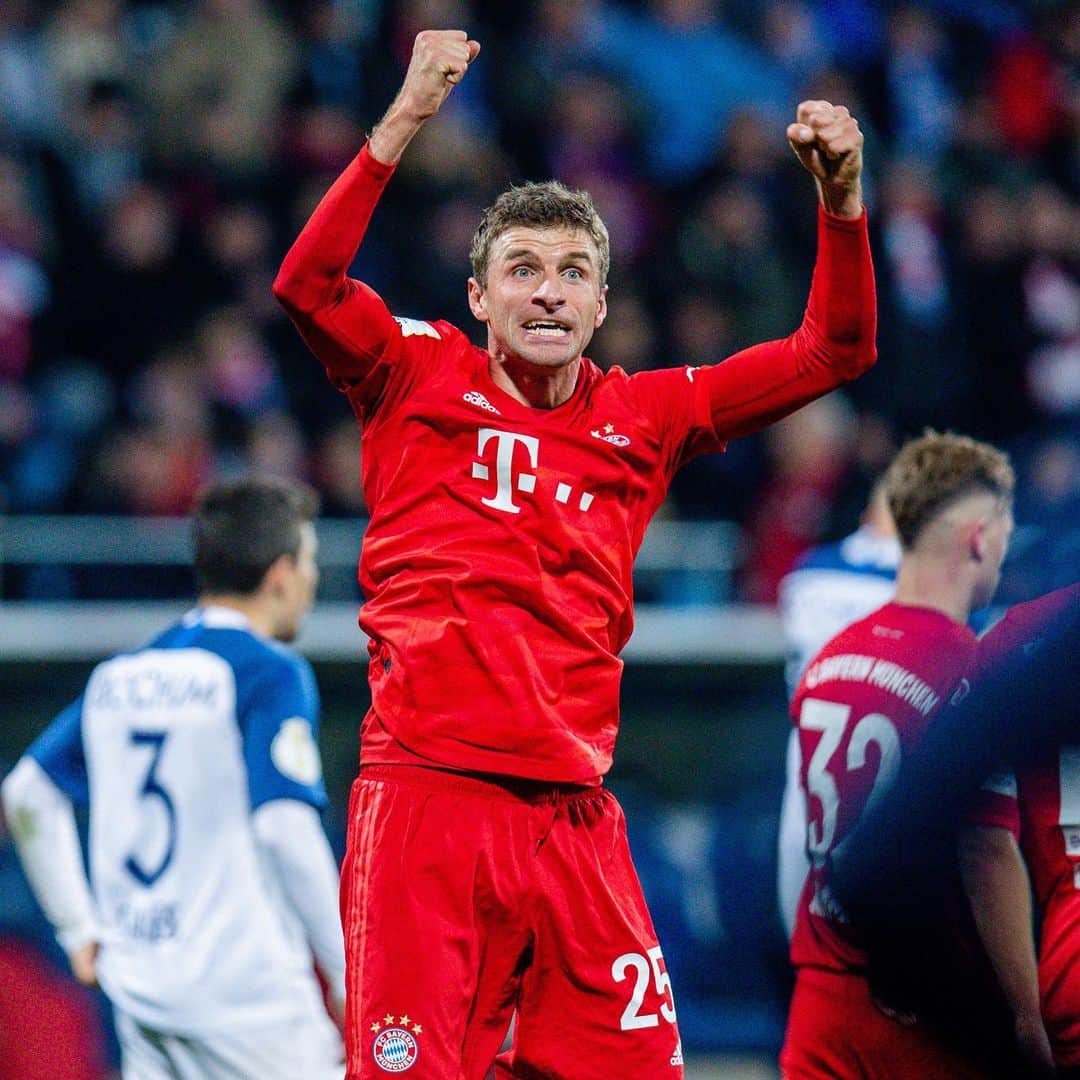 トーマス・ミュラーのインスタグラム：「Classic @esmuellert celebration ⚽️🏋️‍♂️some hate it , the others love it 😍😜🤗#pokalfight #fcbayern #stimmunginbochum#weitergehts」
