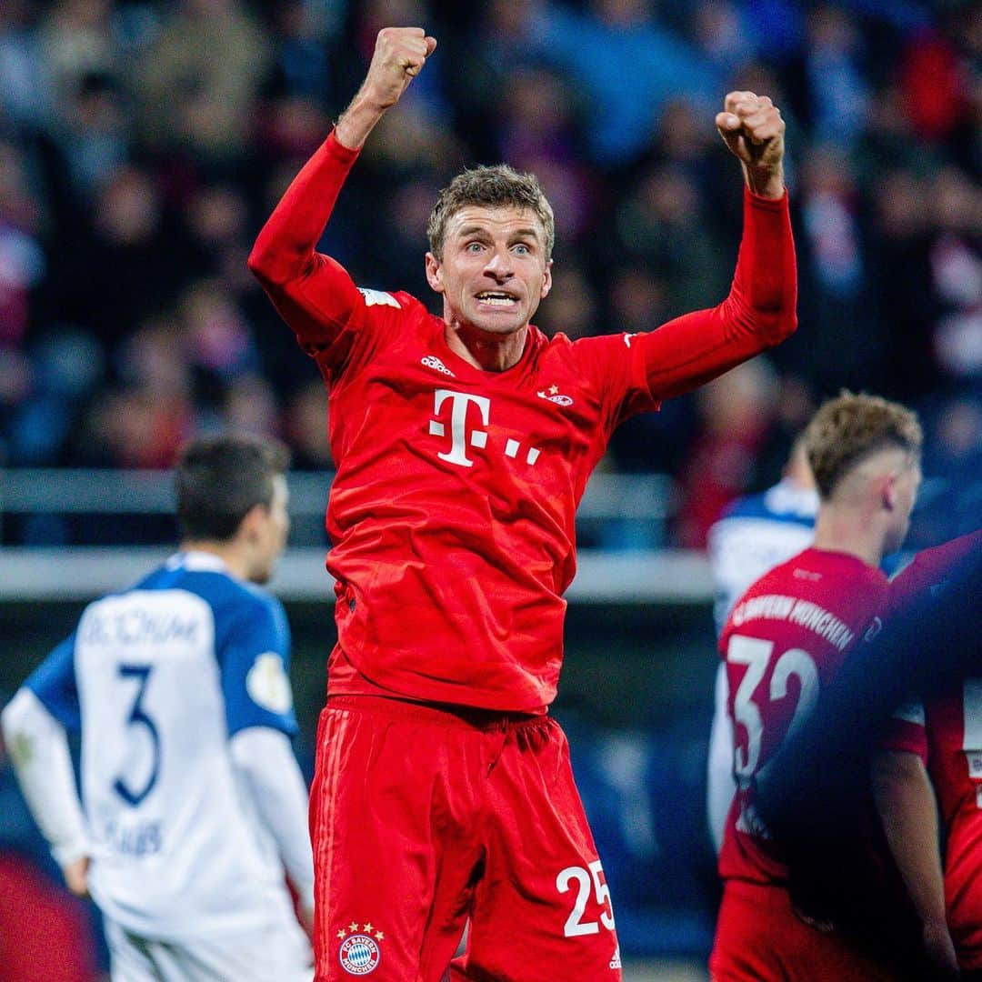 トーマス・ミュラーさんのインスタグラム写真 - (トーマス・ミュラーInstagram)「Classic @esmuellert celebration ⚽️🏋️‍♂️some hate it , the others love it 😍😜🤗#pokalfight #fcbayern #stimmunginbochum#weitergehts」10月30日 6時51分 - esmuellert