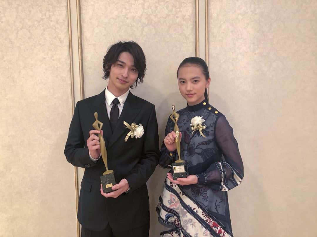 清原果耶さんのインスタグラム写真 - (清原果耶Instagram)「この度、﻿ 東京ドラマアウォード2019 にて﻿ ﻿ NHK ドラマ10﻿ 「透明なゆりかご」で﻿ 主演女優賞を頂きました。﻿ ﻿ この賞を頂けたのは﻿ 作品に携わって下さった全スタッフ・キャストの皆様、﻿ そしてドラマをご覧下さった皆様のおかげだと思っています。﻿ これからも芝居を愛し、﻿ 向き合い続けて行きたいです。﻿ ﻿ 今日も「透明なゆりかご」が﻿ 何処かの誰かに届きますように。﻿ 心からの感謝を込めて。﻿ ﻿ .﻿ #東京ドラマアウォード2019﻿ #透明なゆりかご﻿ チームの皆さんと。  #愛唄 で共演した #横浜流星 くんと。」10月29日 22時05分 - kaya0130_official