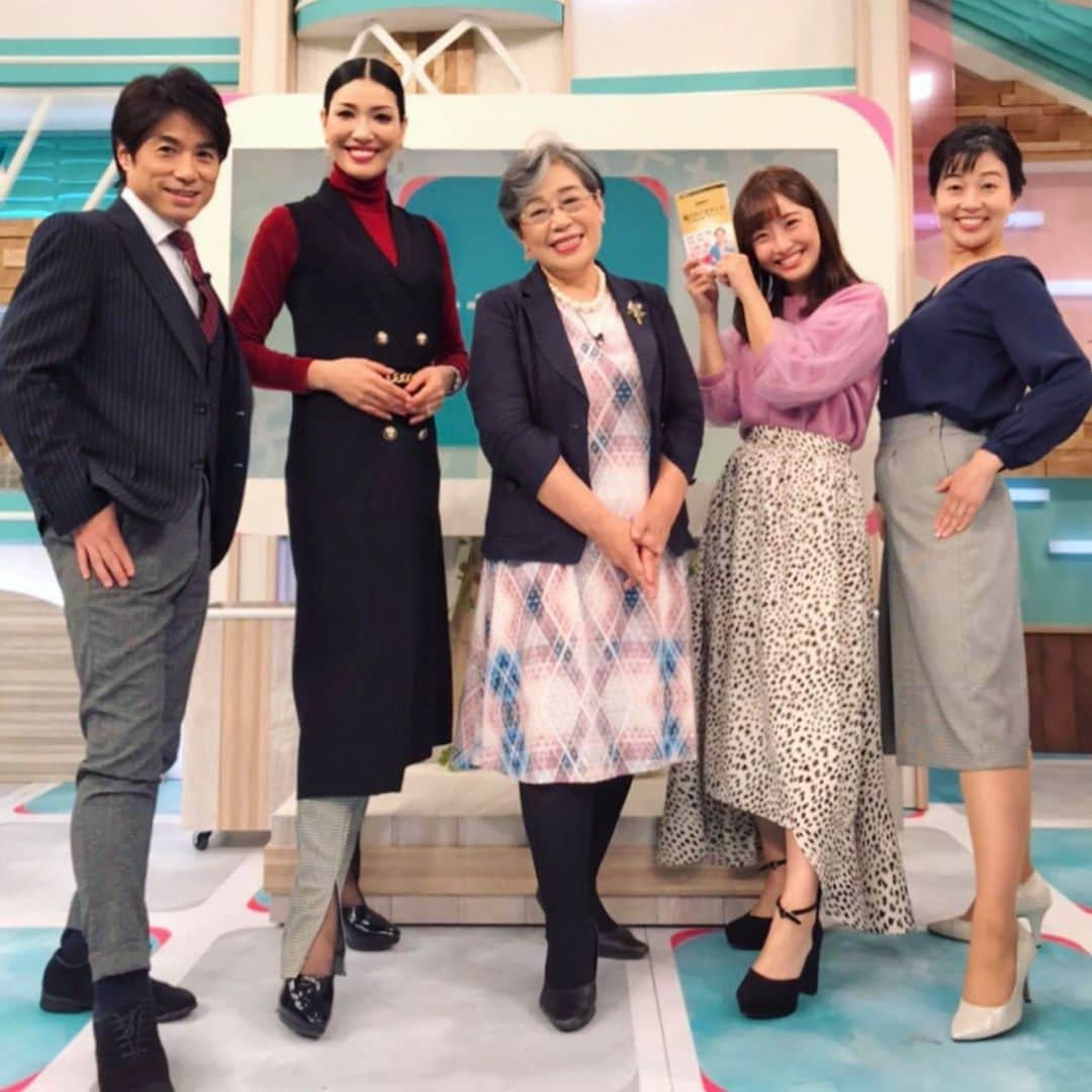 アンミカさんのインスタグラム写真 - (アンミカInstagram)「今日は名古屋CBC【チャント】生放送でしたよ📺✨ 私服は全身黒✖️赤✖️グリーンの秋の三色コーデ✨ 全身ZARAに、お気に入りのJimmy ChooのBAGを合わせて👜✨ 。 #今年流行の千鳥チェックのパンツを合わせて #タイツにブーツでも可愛いジレワンピなど全身ZARA! #深いレッドとグリーンはオシャレカラー #仲良しのチャントのみんなでモデルポーズ👠✨ セーター、ジレ　　#zara パンツ、メガネ　　#zara ベルト 　#zara 靴 　#boss BAG  #jimmychoo  #ootd #fashion #autumnfashion」10月29日 22時10分 - ahnmikaofficial