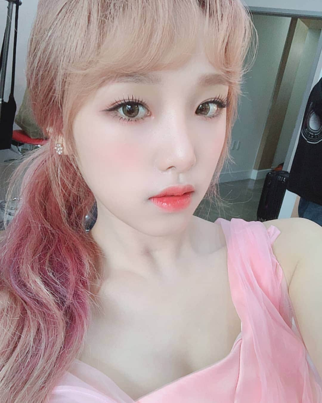 IZ*ONEさんのインスタグラム写真 - (IZ*ONEInstagram)「위즈원~~>< 트레일러!! 선물!! 잘받았어요?? 히힣 기대 많이 해주세용 ⠀ ウィズワン~~>< トレーラー!! プレゼント!! どうでした?? (笑) お楽しみにして下さいね ⠀ #예나 #イェナ #IZONE #아이즈원 #アイズワン」10月29日 22時11分 - official_izone