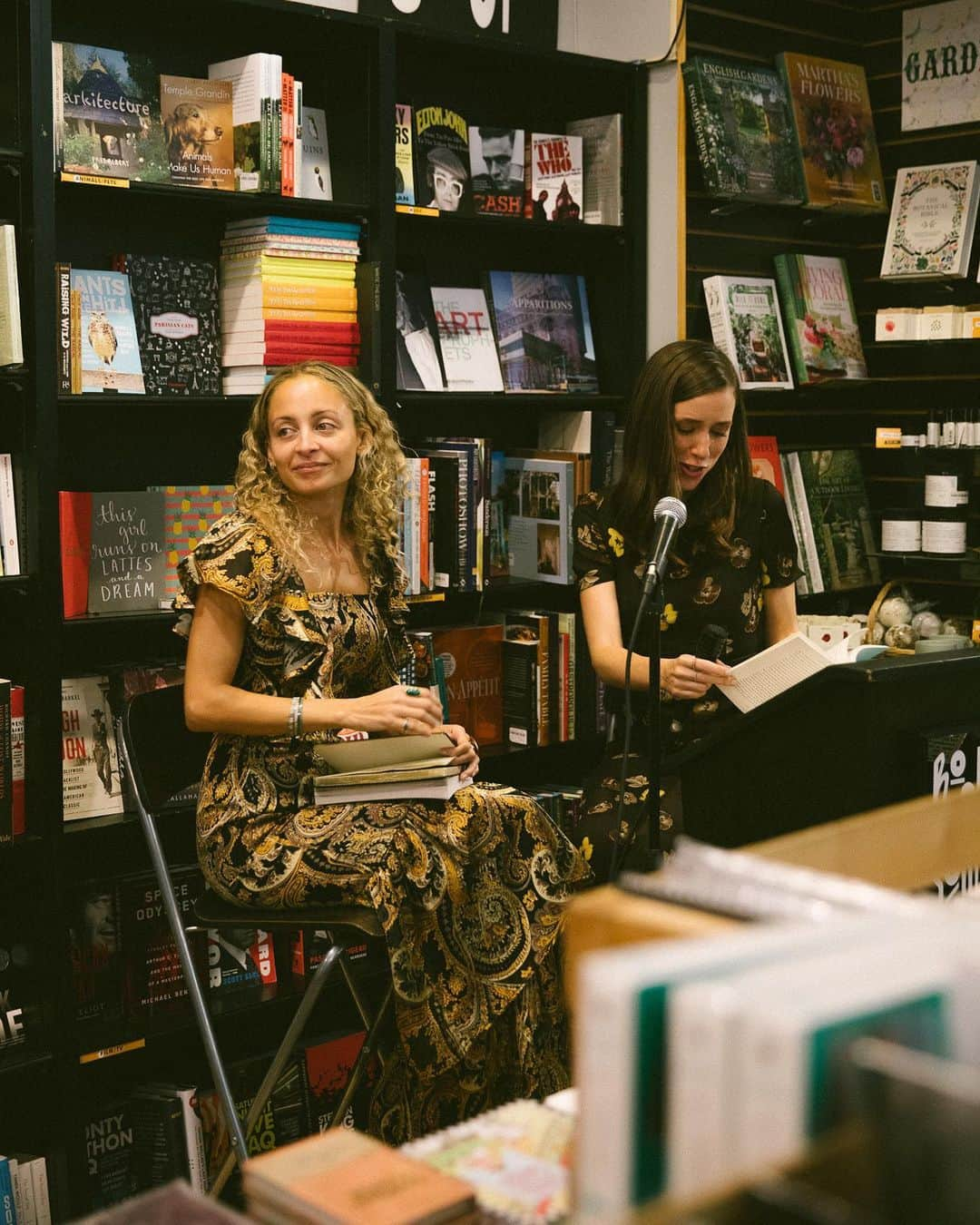 ニコール・リッチーさんのインスタグラム写真 - (ニコール・リッチーInstagram)「I look like I’m about to propose to @sashasagan... and I probably would have. Last nights book talk/party/turn up for her new book For Small Creatures Such As We was so much fun. This book will leave you with your mind blown, and your heart about to burst. Congratulations Sasha, I love you! Get this book. Trust... 🌎💫📚」10月29日 22時20分 - nicolerichie