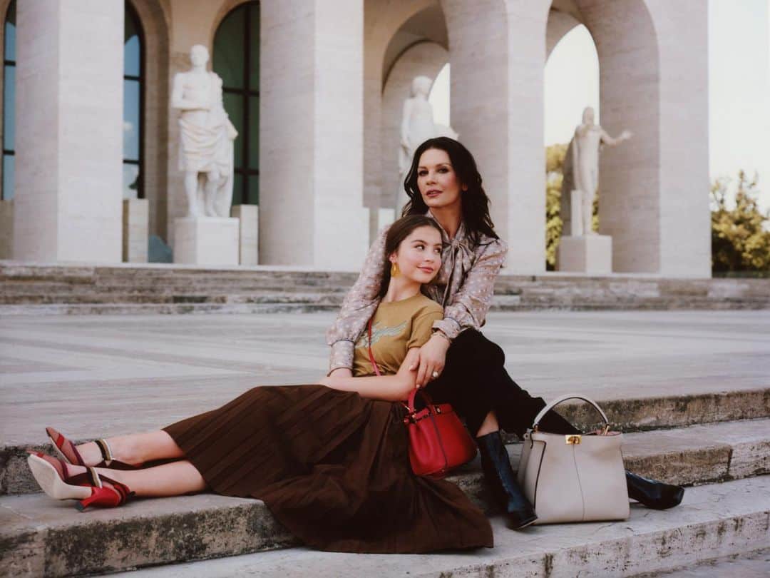 Fendiさんのインスタグラム写真 - (FendiInstagram)「The latest mother-daughter duo to star in the #MeAndMyPeekaboo series, @catherinezetajones and @carys.douglas prove that beauty and style run in the family. #FendiPeekaboo  Discover more on @fisforfendi」10月29日 22時16分 - fendi