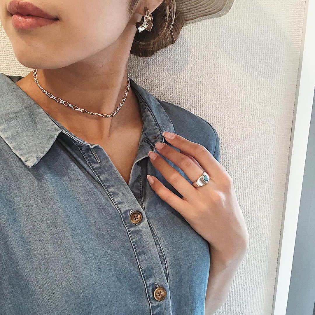 森山菜々のインスタグラム：「✯ この夏のエビちゃんのおかげで、よりシルバーが映えるようになりました👱🏼‍♀️🤞🏽 うねうねのラウンドピアスもチョーカーも、重め丸めのターコイズリングも思い通りに🔮⛓ . も少し経てば落ち着いて余裕でて他のコトにも時間使っていきたいな、。そんな秋にしたいです🌝」