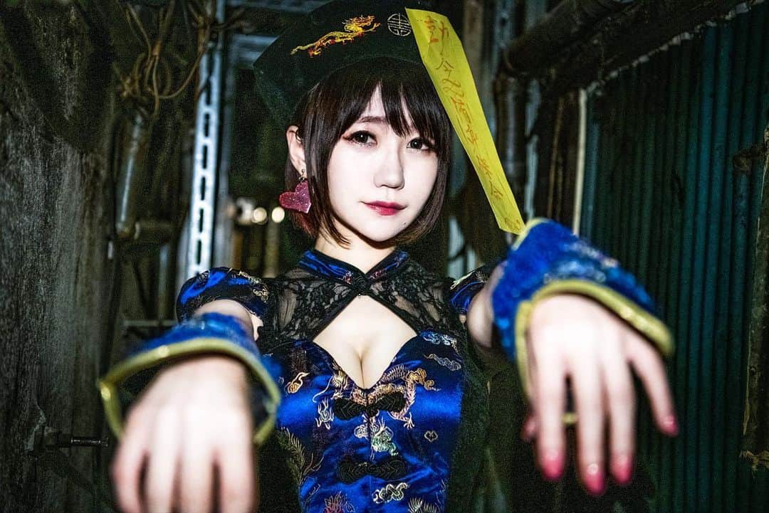 マコ・プリンシパルのインスタグラム：「你好❤️I am Gyeongsy ・ 🦇 ・ 🦇 ・ 📸photo by Noe #HELLOWEEN #trickortreat #cosplay #cosplaygirl #Gyeongssi #ハロウィン #コスプレ #キョンシー #キョンシーガール」