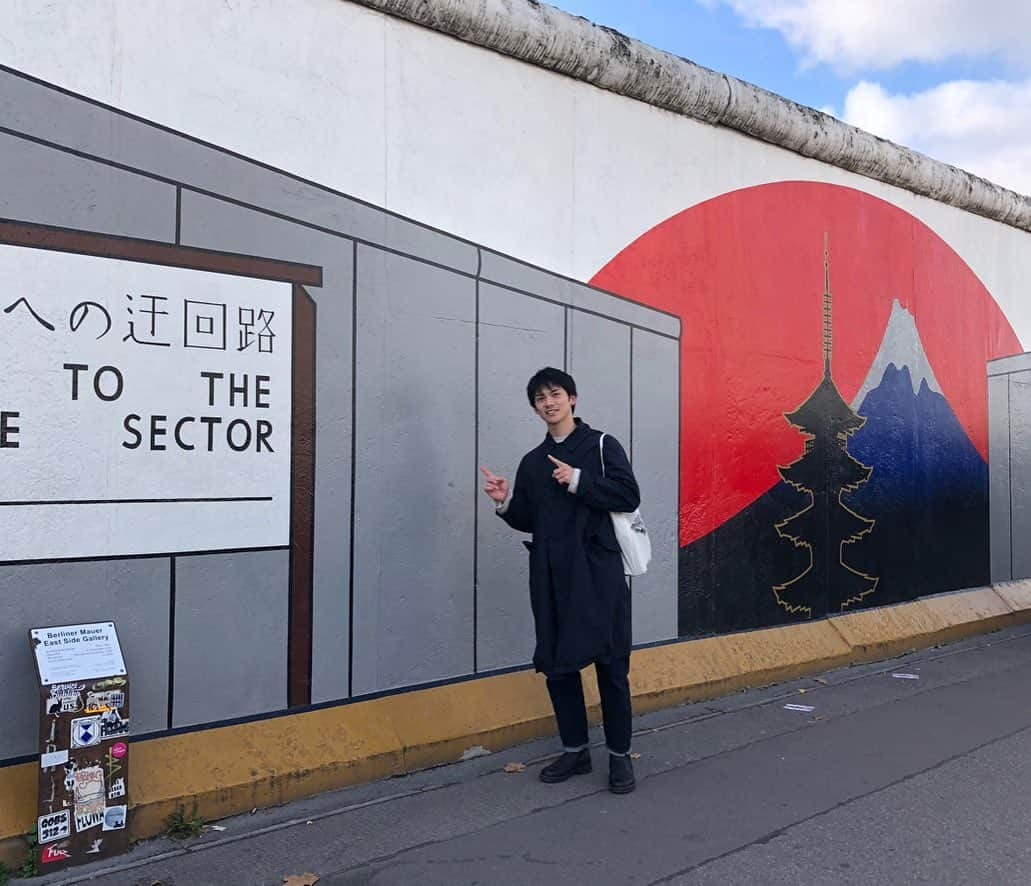 川口太一さんのインスタグラム写真 - (川口太一Instagram)「Learn other than Volleyball as well!! Exploring a historical city Berlin yesterday. The one thing what happened to me in Berlin was not that nice but one of "my guys" said that this can be a good story and I'm happy if I can make people laugh with my stupid stories 👍How about my english this time? Something wrong, just tell me pls🙇🏻‍♂️ #german #berlin #eastsidegallery #teatora #auralee #yaeca #blundstone #ootd #ドイツ #ベルリン #ベルリンの壁」10月29日 22時25分 - k.taichi20