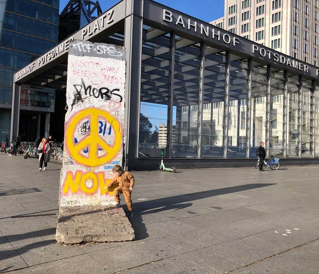 川口太一さんのインスタグラム写真 - (川口太一Instagram)「Learn other than Volleyball as well!! Exploring a historical city Berlin yesterday. The one thing what happened to me in Berlin was not that nice but one of "my guys" said that this can be a good story and I'm happy if I can make people laugh with my stupid stories 👍How about my english this time? Something wrong, just tell me pls🙇🏻‍♂️ #german #berlin #eastsidegallery #teatora #auralee #yaeca #blundstone #ootd #ドイツ #ベルリン #ベルリンの壁」10月29日 22時25分 - k.taichi20