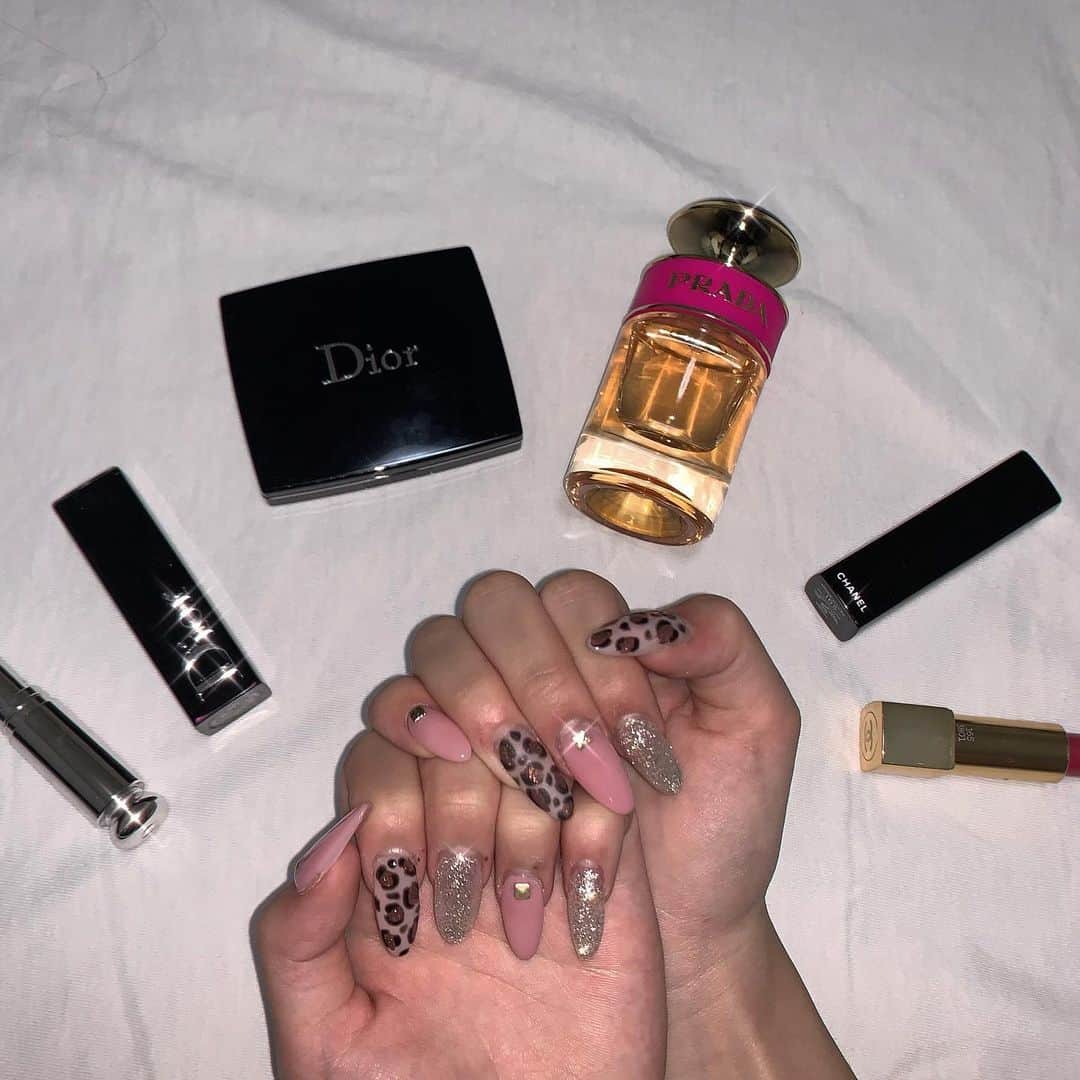 のインスタグラム：「New nail 💅🏼 ・ ・ @ryo_gushiken ｻﾝ ・ 今回もめっかわなnailにして頂きました⸜❤︎⸝ ありがとうございますｯｯ!! ・ ・ ᴾᴼᴵᴺᵀはヒョウ柄と甘々なピンク⸜❤︎⸝ いつも写真見せてこんな感じでってお願いしてるんだけど毎回ちょっと変えてくれて全く一緒にならないの!!今回も冬っぽくマットな感じも入れてくれてほんとに嬉しい🤤 毎回毎回ゆら好みなんだよ🥀 ・ ・ ・ P.S  お姉ちゃん写真何回も撮り直してくれて角度とか小物とか細かくやってくれてありがとう(　˙-˙　)  #nail #Newnail #jc1位はゆぴぴ  #Popteen」