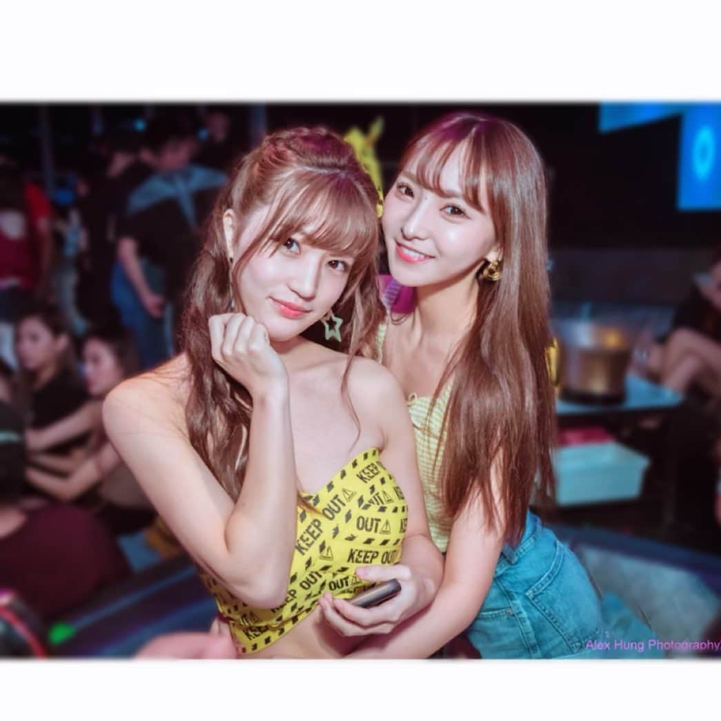 輝月あんりのインスタグラム：「DJ 高橋聖子🍾💗🌈 她很棒，因为她在忙碌的时刻创造了美好的时光！ 尊重 我很高兴在附近看到💙💚💛 #waveclubtaipei」