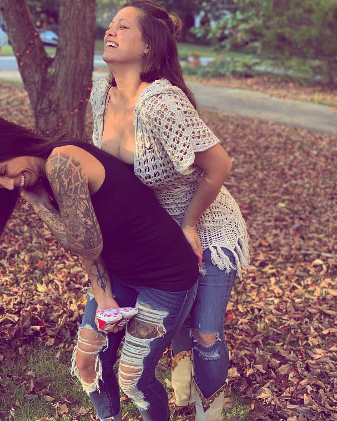 Chelsie Arynのインスタグラム：「Our friendship summed up in a single photo @leannalang40 👭🏽💕 #mybffispregnant #milf」