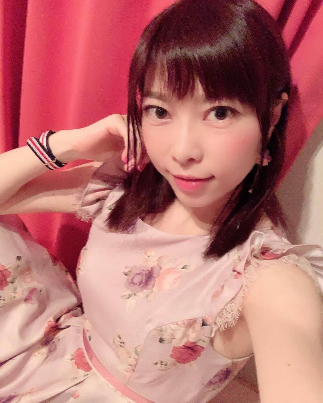 のインスタグラム：「やっほーん❤️こんばんにゃ💓今日めっちゃ寒かったねん⭐︎⭐️⭐︎ . ネイルサロンで、hand&foot nail両方やってもらって良かったー💓💓 . .  ほんわかりーん❤️ .  お花柄が、やっぱり好き❤️❤️ . . . . #今日のメイク #時差スタグラム  #旅インスタグラマー #インスタグラマー #旅ブロガー #ファッション #ファッションコーデ  #ファッション好き　#今日のコーデ　#今日のコーディネート　#ブロガー #時計好き #旅インスタグラマー #ファッションブロガー #インフルエンサー #コーディネート　#アクセサリー　#今日のファッション #ファッション大好き #秋コーデ #モデル #読者モデル #ワンピース」