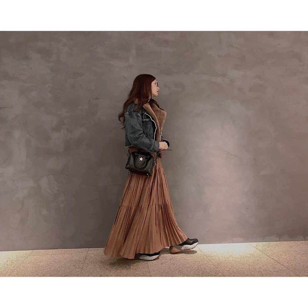 板野友美さんのインスタグラム写真 - (板野友美Instagram)「昨日のお洋服👗👠 #denimjacket @amerivintage  #skirt @fray_id  #bag @givenchyofficial  #sneakers @stellamccartney  #glasses @oliverpeoples  #ootd #友Style」10月29日 22時33分 - tomo.i_0703