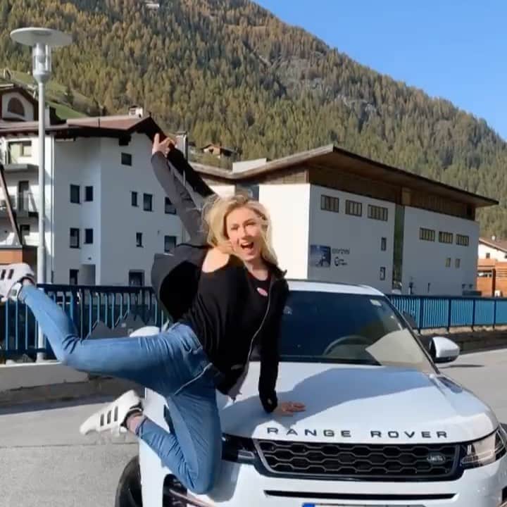 ミカエラ・シフリンのインスタグラム：「Excited to be a part of the @landroverusa #landroverusalpineskiteam! Jumping for joy for the plug-in hybrid that’s coming soon so I can re-charge it in to my brand-spankin’-new charging station at my new house! 👏 Also, a big shout-out and DANKE SCHÖN to the Munich @landrover dealership (@britishcarslandrover) for making the pick-up easy en route to my first race at Sölden...safe to say it was a success!! 🥳😜👌🚗」