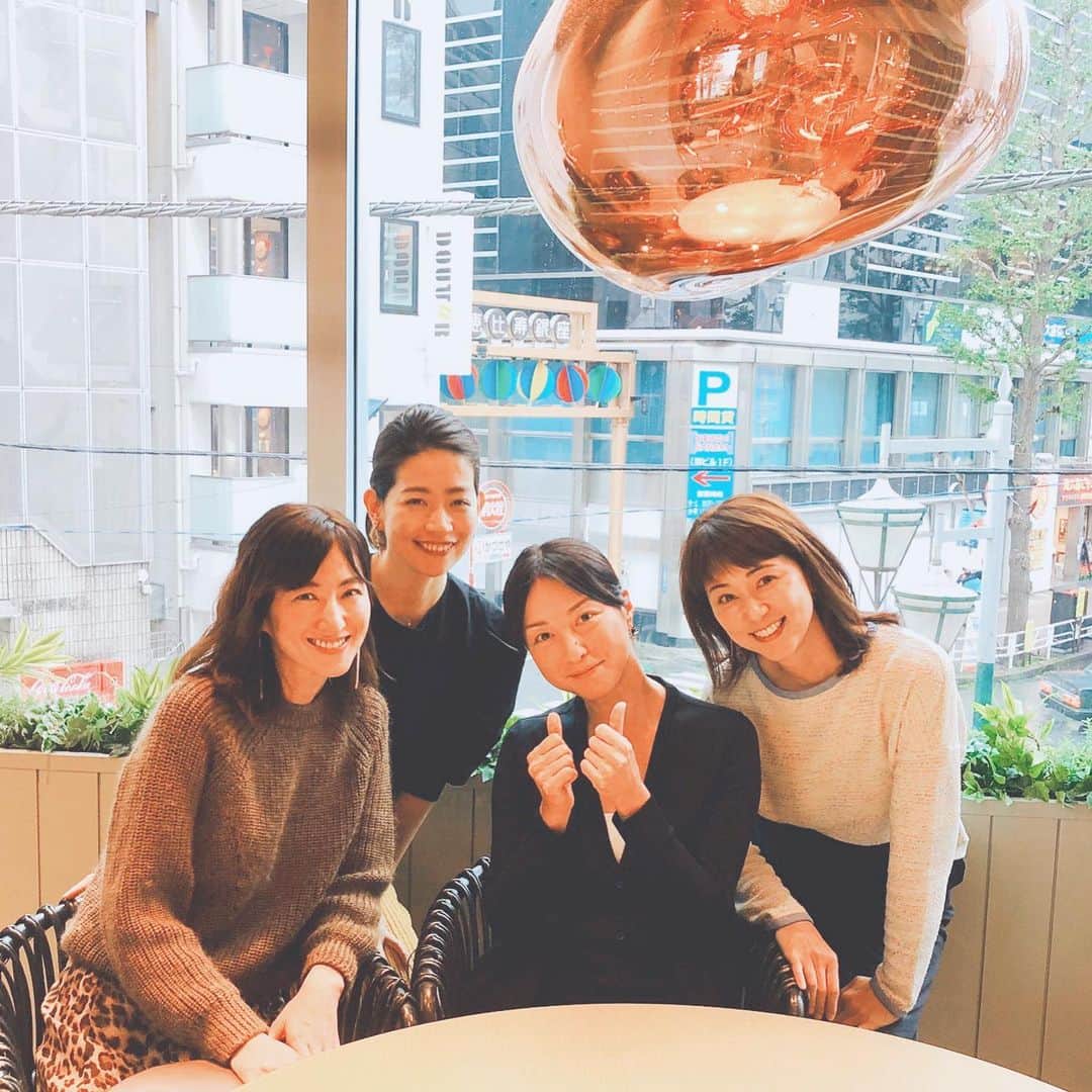前田ゆかのインスタグラム：「神戸の @rishdeco_rish  リッシュちゃんが東京に遊びにきて そのつながりで久しぶりに会えた @aokyon27 恭子ちゃんに @meiko27 めいちゃん✨✨ ユーモアがあって明るくて いろんな話で盛り上がる☆ たまたまタイミングよく会えて嬉しかった✨✨✨ #lunch #cosmekitchenadaptation」