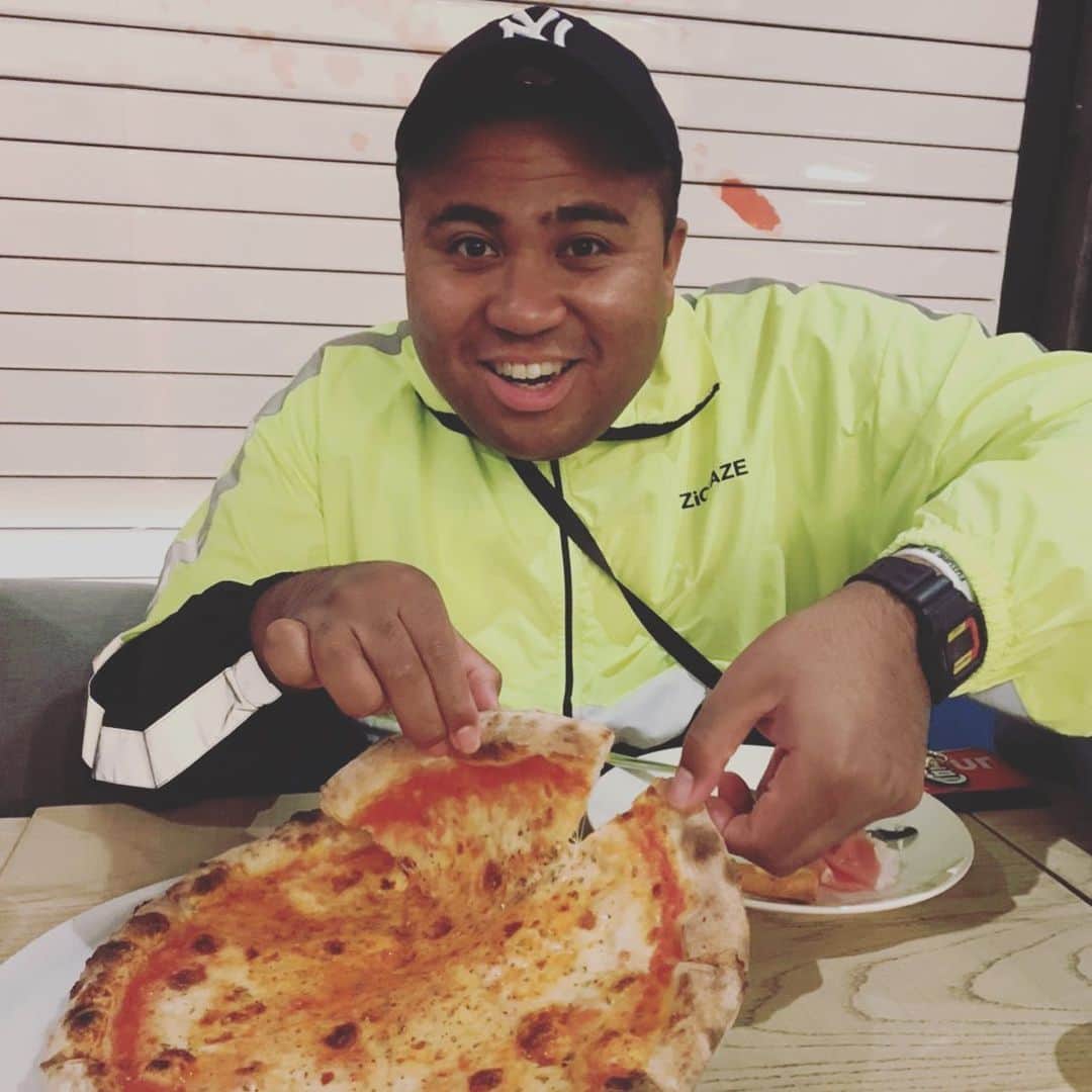 アントニーのインスタグラム：「ロサンゼルスでピザ食べてます 誰もコイツの実家が寿司屋だと思わないだろう  #LA #losangeles  #ピザ #pizza  #実家寿司屋 #小肌好き #何故コハダが好きかって？ #コハダは職人の腕が垣間見れるからね #お前が寿司を語るな #🍣」