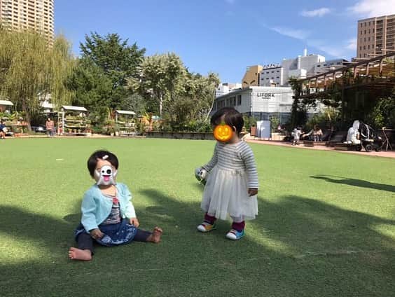 室照美さんのインスタグラム写真 - (室照美Instagram)「コムロを芝生に放牧✨ ・ ・ 子どもを遊ばせながら...😊 中村愛ちゃんと11/2(土)12:30〜のトークライブの打合せでした。予定空いている方、ぜひ渋谷LOFT HEAVENへ遊びに来てくださいね〜🎤チケット予約はLOFT HEAVENのサイトからお願いします☺︎ ・ ・ #生後11ヶ月 #ハイハイのベテラン #その速さに周りが驚く #中村愛 #室照美 #お耳の人妻ライブ #ラジオパーソナリティ #吉田照美 さんを語る」10月29日 22時42分 - terumin_min