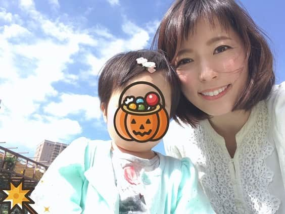 室照美のインスタグラム：「コムロを芝生に放牧✨ ・ ・ 子どもを遊ばせながら...😊 中村愛ちゃんと11/2(土)12:30〜のトークライブの打合せでした。予定空いている方、ぜひ渋谷LOFT HEAVENへ遊びに来てくださいね〜🎤チケット予約はLOFT HEAVENのサイトからお願いします☺︎ ・ ・ #生後11ヶ月 #ハイハイのベテラン #その速さに周りが驚く #中村愛 #室照美 #お耳の人妻ライブ #ラジオパーソナリティ #吉田照美 さんを語る」