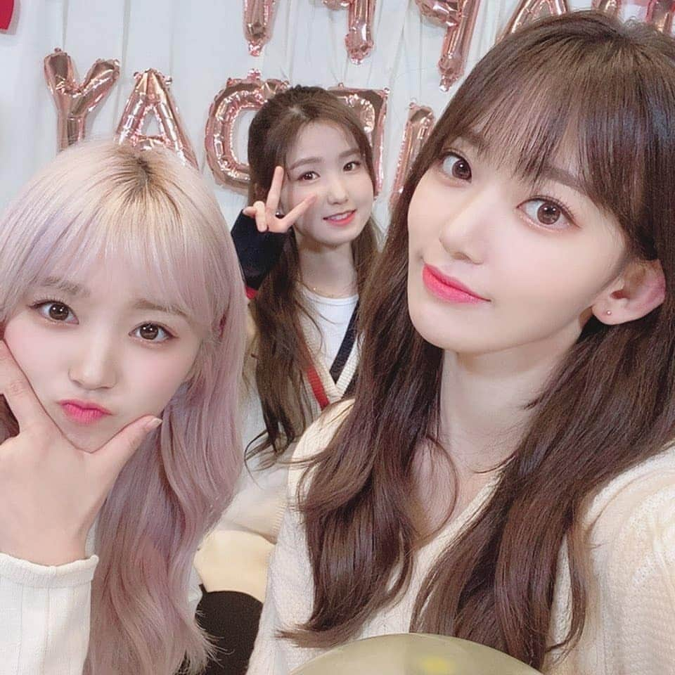 IZ*ONEさんのインスタグラム写真 - (IZ*ONEInstagram)「10월 29일 IZ*ONE 한 살 생일! 축하해~🎊 그리고 WIZ*ONE도 생일 축하해요~🎉 ⠀ 행복뿐인 추억들 우리 마음속에서 소중히 합시다🥰 ⠀ 2년째 잘 부탁드립니다 🎈 ⠀ 10月29日 IZ*ONE 1才の誕生日！ おめでとうー🎊 そしてWIZ*ONEもお誕生日おめでとうございます〜🎉 ⠀ 幸せだらけの思い出を私たちの心の中で大切にしましょう🥰 ⠀ 2年目もよろしくお願いします🎈 ⠀ #사쿠라 #さくら #宮脇咲良 #IZONE #아이즈원 #アイズワン」10月29日 22時42分 - official_izone