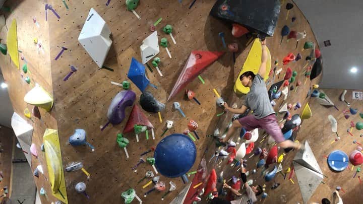 中村真緒のインスタグラム：「ぴょーん🦉 ヨレヨレだったけどできて嬉しかったー😍 ・ ・ @basecamptokyo  #climbing #bouldering #ボルダリング #クライミング #マオハンド」