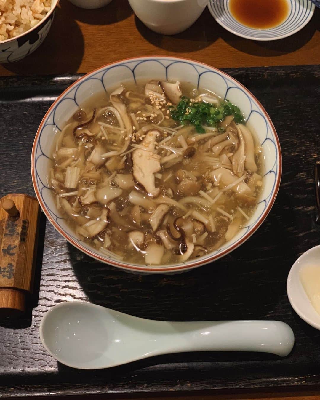 齋藤愛さんのインスタグラム写真 - (齋藤愛Instagram)「きのこと生姜のうどんで ぽっかぽか。(いつもはもっとシンプルなうどん食べてる)  好きなお店です。」10月29日 22時51分 - ai___saitoo
