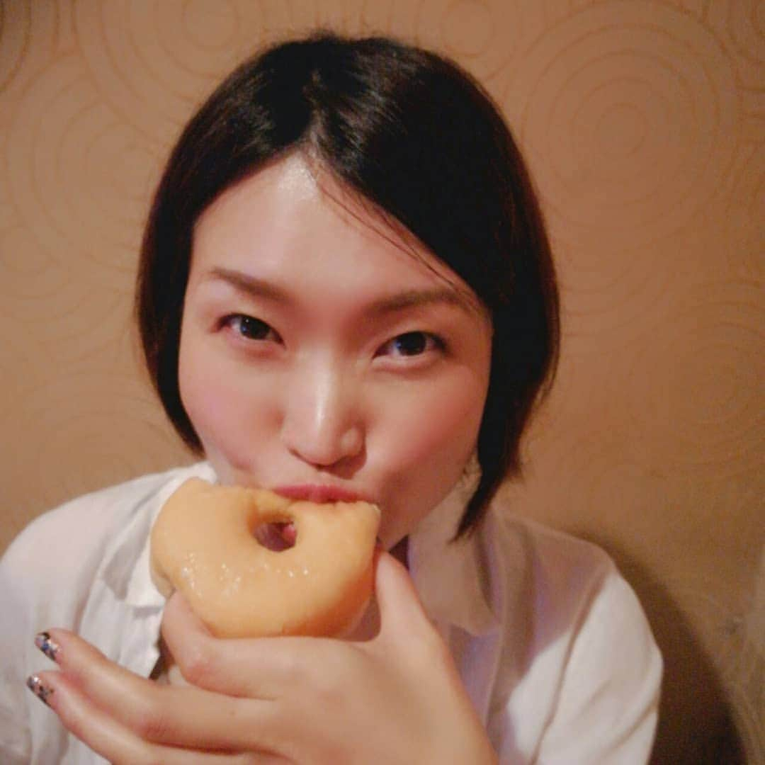 村田千鶴さんのインスタグラム写真 - (村田千鶴Instagram)「【LA PANADERIA DOTS】 のドーナツ美味しすぎる！！ . . モチッフワッで軽くてペロッといけるよ！！ . コーヒーにめちゃくちゃ合うのがいいよね☕ . . ドーナツ柄の壁とドーナツで映えを意識してみました🍩 . . #ドーナツ #LAPANADERIADOTS #ラパナデリーアドッツ . #ドーナツ映え . #食べたもの見ながら感想言うタイプの人 ←再び #ぶりっこ食いする人 ←初登場 . . . #このみ #村田千鶴 #おぎたともこ #広島」10月29日 22時54分 - muratachizuru