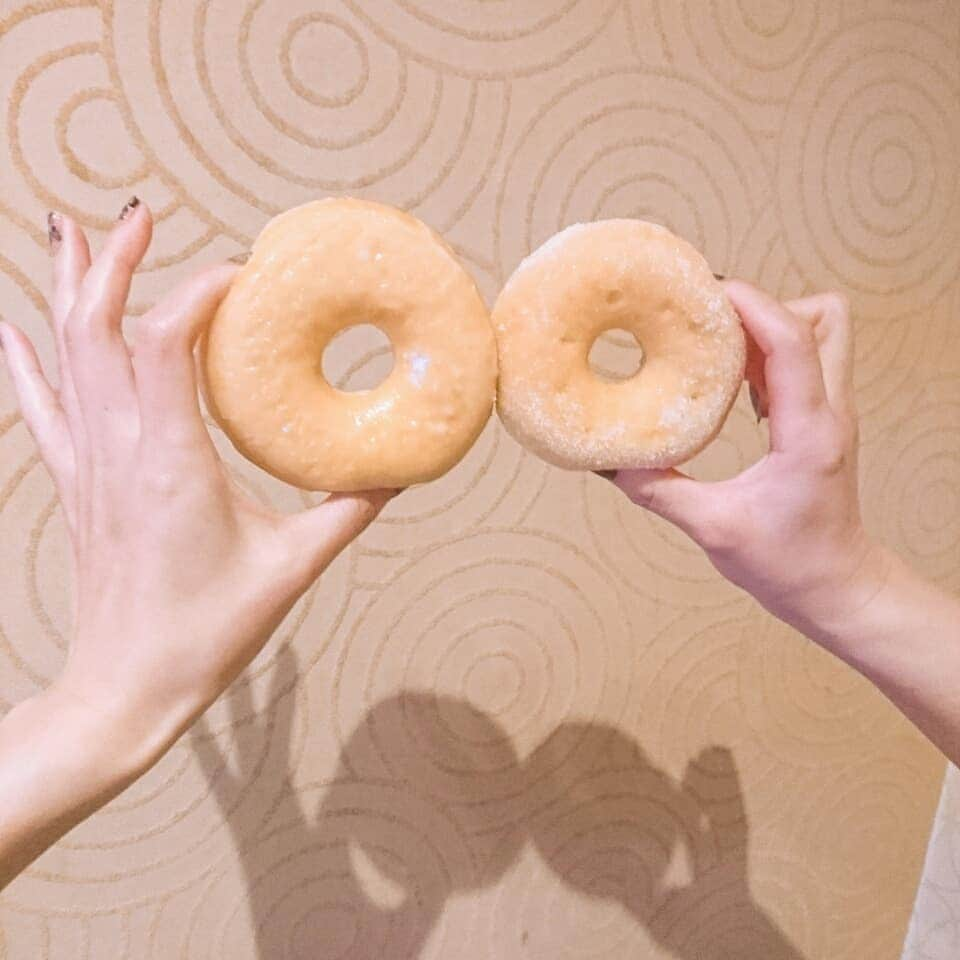 村田千鶴さんのインスタグラム写真 - (村田千鶴Instagram)「【LA PANADERIA DOTS】 のドーナツ美味しすぎる！！ . . モチッフワッで軽くてペロッといけるよ！！ . コーヒーにめちゃくちゃ合うのがいいよね☕ . . ドーナツ柄の壁とドーナツで映えを意識してみました🍩 . . #ドーナツ #LAPANADERIADOTS #ラパナデリーアドッツ . #ドーナツ映え . #食べたもの見ながら感想言うタイプの人 ←再び #ぶりっこ食いする人 ←初登場 . . . #このみ #村田千鶴 #おぎたともこ #広島」10月29日 22時54分 - muratachizuru