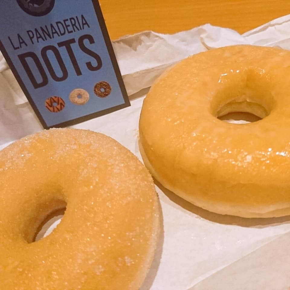 村田千鶴さんのインスタグラム写真 - (村田千鶴Instagram)「【LA PANADERIA DOTS】 のドーナツ美味しすぎる！！ . . モチッフワッで軽くてペロッといけるよ！！ . コーヒーにめちゃくちゃ合うのがいいよね☕ . . ドーナツ柄の壁とドーナツで映えを意識してみました🍩 . . #ドーナツ #LAPANADERIADOTS #ラパナデリーアドッツ . #ドーナツ映え . #食べたもの見ながら感想言うタイプの人 ←再び #ぶりっこ食いする人 ←初登場 . . . #このみ #村田千鶴 #おぎたともこ #広島」10月29日 22時54分 - muratachizuru