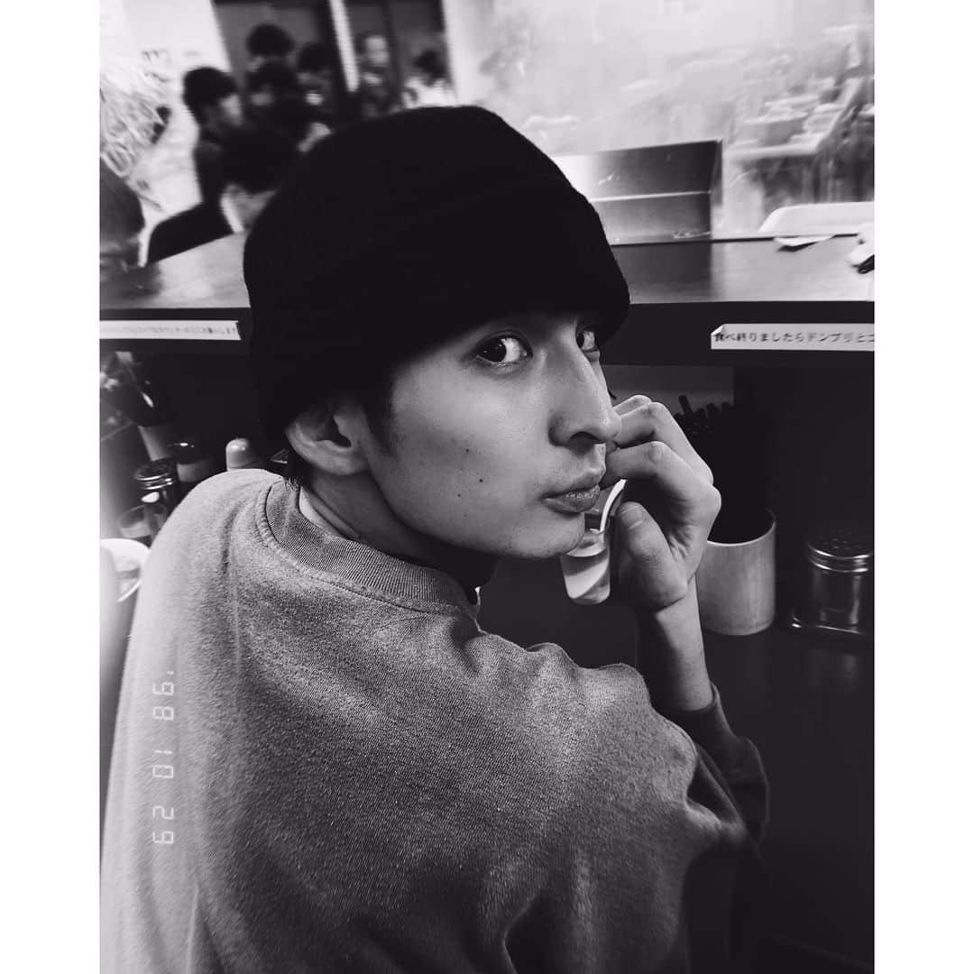 長瀬貴博のインスタグラム：「こんばんは。 ソウルフードのご紹介です。 #ラーメン二郎 #野菜油マシ 稽古終わりに食べてきました！ 多分明日は絶好調です。  あと10日で『愛害』初日を迎えます。 本当に面白い舞台なので、純粋に、皆様に観ていただきたいです。 浪漫革命の『あんなつぁ』MVもyoutubeで視聴できますので、宜しくお願い致します。 #愛害 #舞台 #浪漫革命 #あんなつぁ」