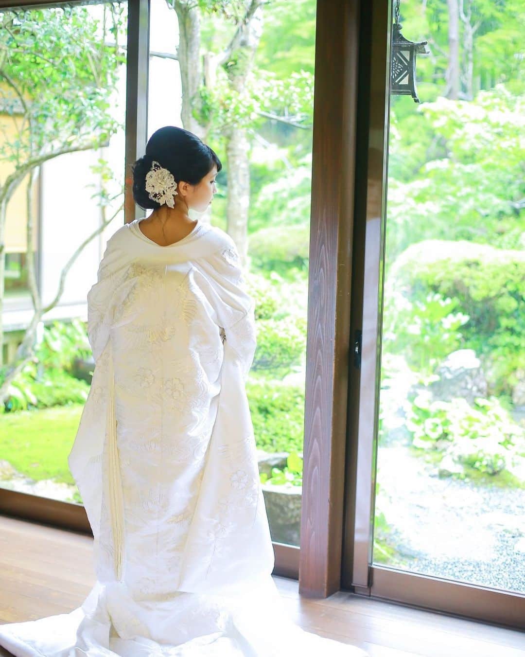 のインスタグラム：「弥彦・岩室地域に広がる豊かな自然にも季節の足音が聞こえてきました。 赤く色付いた木々の葉が、短くなる陽射しに影を作り、ゆっくり揺れています。 穏やかに美しく流れる時間に心を満たして、大切な想いと笑顔あふれるウェディングを✨🎁 #高島屋ウエディング #邸宅ウェディング #古民家ウェディング #五十嵐邸ウエディング #貸切結婚式 #貸切ウェディング #大人ウェディング #おしゃれ花嫁 #新潟ウェディング #新潟花嫁 #新潟プレ花嫁 #プレ花嫁 #卒花嫁 #卒花 #結婚式 #結婚式準備 #花嫁準備 #ブライダルフォト #ウエディングフォト  #2019夏婚 #2019秋婚 #2019冬婚 #婚約 #小さなウェディング #花嫁さんと繋がりたい #日本中のプレ花嫁さんと繋がりたい」