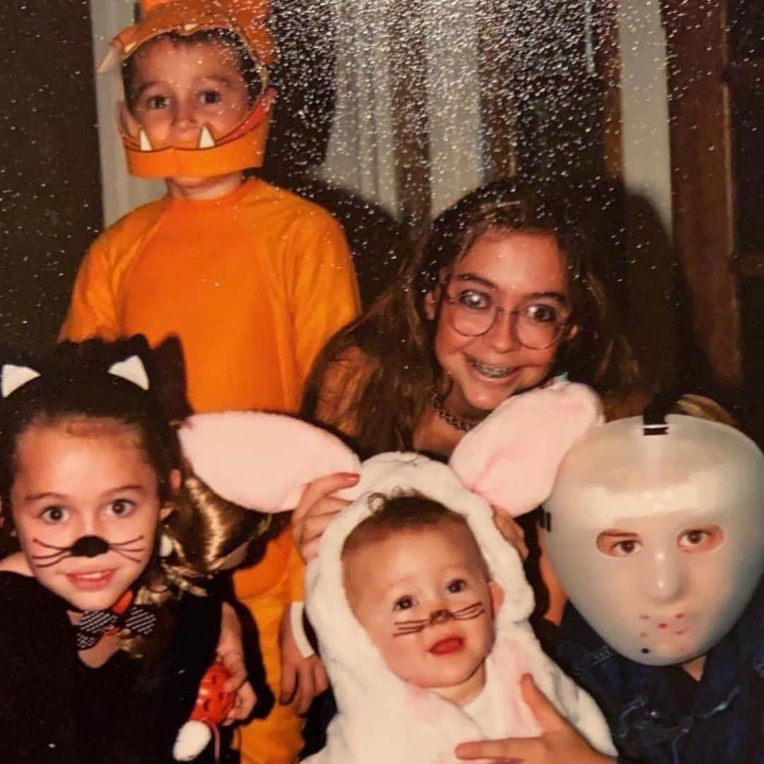 マイリー・サイラスさんのインスタグラム写真 - (マイリー・サイラスInstagram)「Faking (and failing) “sweet little princess” since ‘98! But hennnnnny I alwayyyyys had Cattitude! 😻#Mileyween」10月29日 23時22分 - mileycyrus