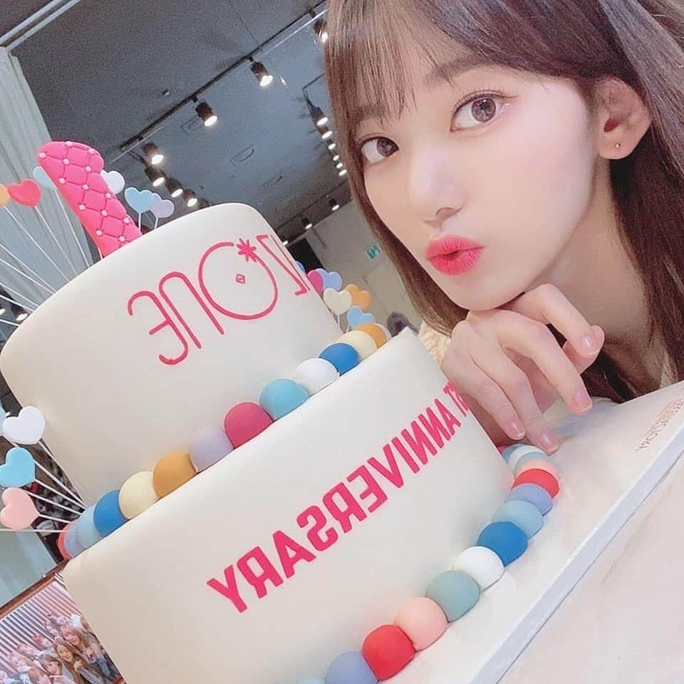 h3artbrak3rsさんのインスタグラム写真 - (h3artbrak3rsInstagram)「#repost @official_izone ・・・ 10월 29일 IZ*ONE 한 살 생일! 축하해~🎊 그리고 WIZ*ONE도 생일 축하해요~🎉 ⠀ 행복뿐인 추억들 우리 마음속에서 소중히 합시다🥰 ⠀ 2년째 잘 부탁드립니다 🎈 ⠀ 10月29日 IZ*ONE 1才の誕生日！ おめでとうー🎊 そしてWIZ*ONEもお誕生日おめでとうございます〜🎉 ⠀ 幸せだらけの思い出を私たちの心の中で大切にしましょう🥰 ⠀ 2年目もよろしくお願いします🎈 ⠀ #사쿠라 #さくら #宮脇咲良 #IZONE #아이즈원 #アイズワン  #sakura #미야와키사쿠라 #nako #矢吹奈子 #야부키나코 #なこ #hitomi #本田仁美 #혼다히토미 #ひぃちゃん」10月29日 23時14分 - h3artbrak3rs