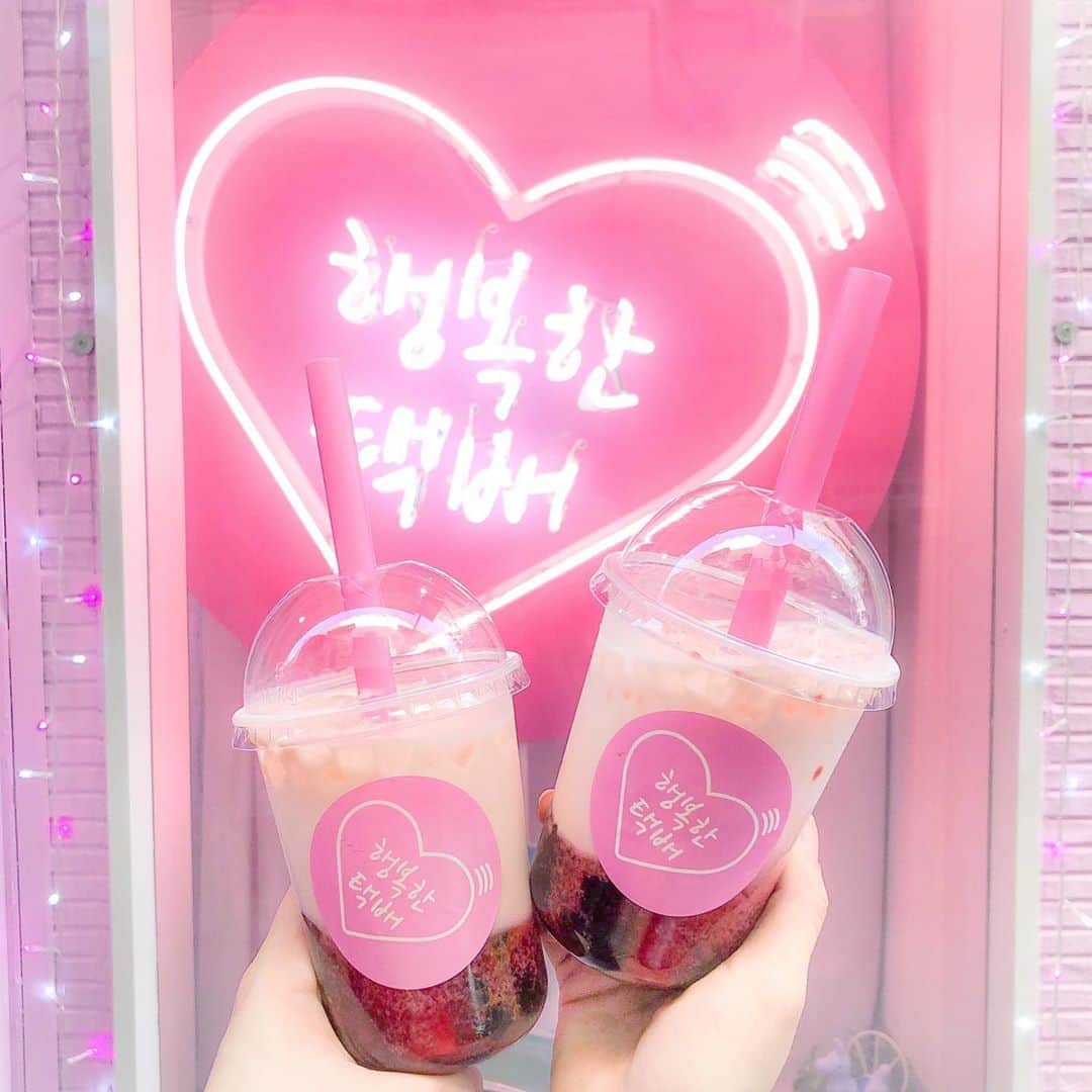 tomomi ❤︎ よしはしともみ ❤︎さんのインスタグラム写真 - (tomomi ❤︎ よしはしともみ ❤︎Instagram)「. . 埼玉大宮に新しくできた ピンクのタピオカ屋さん @henbbohan_teppe 💗 . こんなところにあるの！？ってところに あってびっくりだったよ🥤🎀 ピンクのハングルネオンサインがかわいいお店💒 韓国からきたお店みたい🇰🇷🌷 . Yahooの動画にも詳しく載せたから それも見てほしいなっ🐈💭 . #henbbohanteppe #pinkcafe #saitamacafe #koreacafe #oomiyacafe #tapioca #ヘンボッハンテッペ #タピオカ #ニューオープン #ピンクカフェ #大宮 #大宮カフェ #埼玉 #埼玉カフェ #韓国カフェ #韓国風カフェ #クァベギ #ネオンサイン #ハングルネオン #ハングル #フォトジェニック #フォトジェニックスポット」10月29日 23時19分 - tomomi_yoshihashi