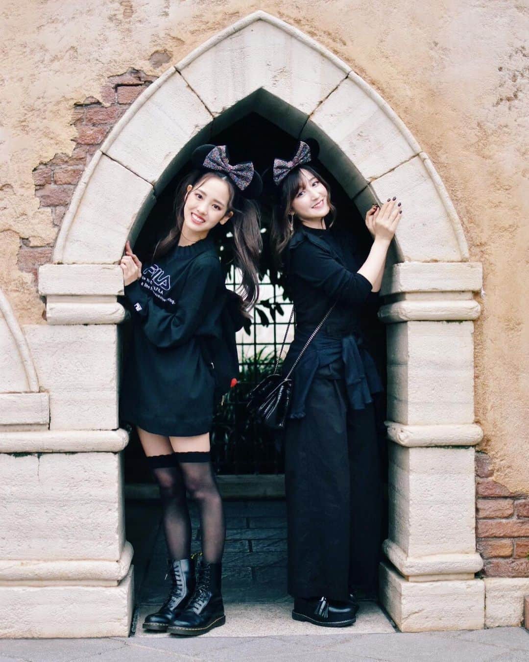 飯窪春菜のインスタグラム：「🖤👯‍♀️🖤 ・ ・ さーきのちゃんっ☺️💓 ツーショットがたくさん♡ ・ ・ ・ #ブラックコーデディズニー  #新希咲乃 ちゃん #はるなの毎日  #飯窪ってる」