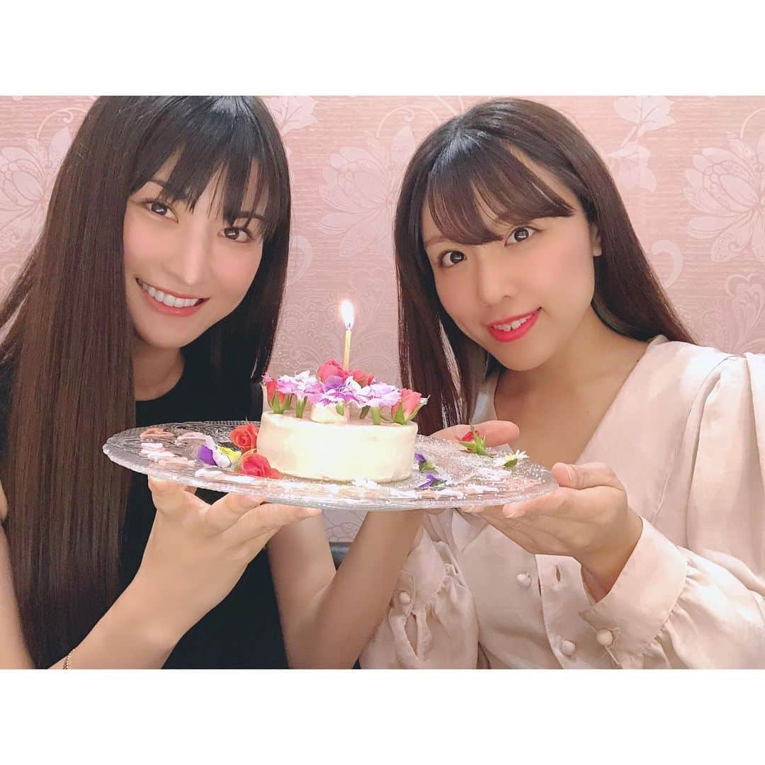 繭さんのインスタグラム写真 - (繭Instagram)「ㅤㅤㅤ ㅤㅤㅤ やーーーっと会えました😭❤️ 私の旦那ことりぃちゃん。 ㅤㅤㅤ とってもかわいいお店でお祝いしてくれました。 お料理全部にお花がのってるの😳💐 プレゼントに素敵なピアスまでもらいました🥺 ㅤㅤㅤ もう15年の付き合いの中で、 どんなときも味方でいてくれたりぃ。 本当に私にはもったいないぐらい素晴らしい親友です。 いつもありがとう😌🤝💕 ㅤㅤㅤ #りぃまゆ #followme #followmejp #followjp」10月29日 23時35分 - mayumayu1008