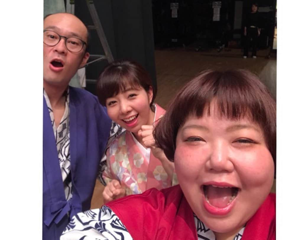 前田まみさんのインスタグラム写真 - (前田まみInstagram)「石田座長の貸切公演、ありがとうございました！ 女将さん役をさせていただきました。 お着物を着るとシャンッ！としますね💁‍♀️ 女将さんなので、お家から簪を持ってきて付けてみました👘 姉も私も小さい頃から日本舞踊をしていたので、和小物けっこう持ってるんです😊 奈臣実ねえさん、もりすけの楽しやカップルさん♪ 藍ちゃんと2ショット♪ とても楽しい2日間でした🙇‍♀️ そして石田座長の公演は【決まった台詞】よりも、会話のように、ということをいつも勉強させていただいてます。 まだ入団して間もない頃に「台詞よりも、会話することを意識せなあかんよ」と言っていただいたんです。 相手の言葉を受けて、自分の言葉を発する。大事なことだと思いました。 毎公演、決まった言い方はないのです。だから吉本新喜劇って何回観ても面白いのかな、と☺️ 一公演、一公演を大切に、舞台に立ちます✨ これからも、宜しくお願いします🌈♡ #吉本新喜劇 #よしもと新喜劇 #新喜劇 #石田靖 座長 #中條健一 にいさん #ジミー大西 にいさん #音羽一憲 とっち #もりすけ #カバ ちゃん #酒井藍 ざぁぁあちょう #山田花子 ねえさん #山本奈臣実 ねえさん #前田まみ #浪切ホール」10月29日 23時35分 - koromami24