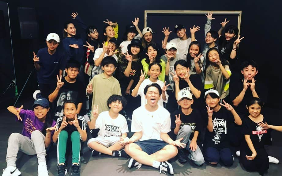 Show-heyさんのインスタグラム写真 - (Show-heyInstagram)「遅くなりましたが… | WS TOUR “CONNECTS” | 無事に完走しました！！ 本当に沢山の方々にご協力して頂きまして！ 総勢600人以上の方々が受けてくれました😭✨🔥 本当に最高でした！！ I  またやりたい！！ 次はもっと規模を広げてみようかな！！ ご協力頂ける方、連絡待ってます！笑 I  このTUORの映像を今作っております！！ 公開したら皆さん是非見て下さい！！！！ Special Thanks  @kai_0720  @manaya_47  @mittan_3210  @hal_hirata  @kenjisnaker  @kazusa1206  @mii_531  @shin_newage  @themasao1129  @yuri_catty  @machiokoshi_2000  @nozomi_crazyzone  @chanrika0317  Super Special Thanks @claquepot_official  写真は金沢→滋賀→大阪→京都→名古屋→熊本→宮崎→福岡  #conects #wstour #ざぁいまぁーす」10月29日 23時35分 - showhey198366