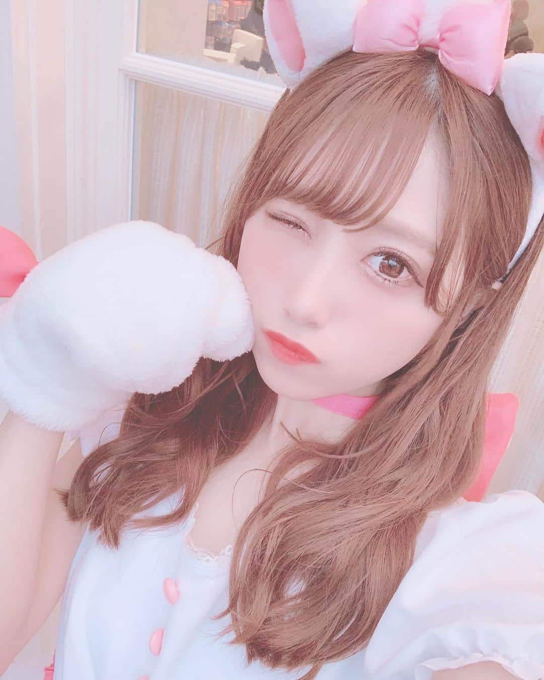 田口未彩さんのインスタグラム写真 - (田口未彩Instagram)「🎀 . . 明日はアキシブちゃんハロウィンLIVEたのしみだなあ〜❤︎ . . #ディズニー #ディズニーランド #ディズニーシー #ディズニーハロウィン #dハロ #dハロ仮装 #ディズニー仮装 #仮装 #おしゃれキャット #マリーちゃん #マリーちゃん仮装 #ハロウィン #ハロウィン仮装 #コスプレ #ピンク加工」10月29日 23時36分 - miiro_taguchi