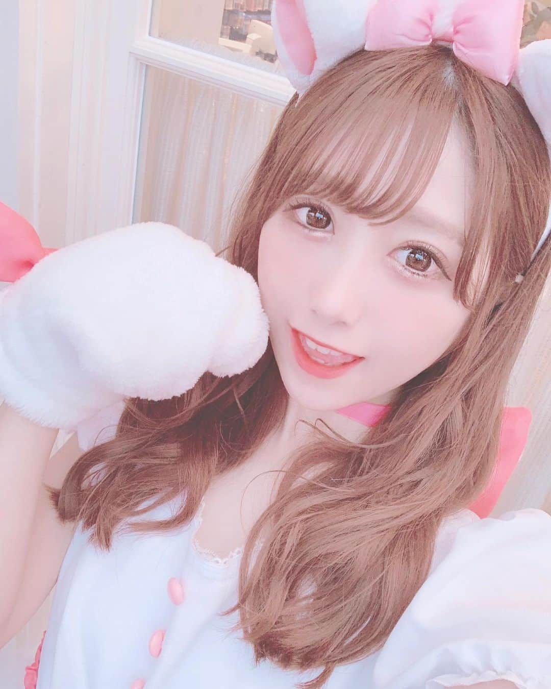 田口未彩のインスタグラム：「🎀 . . 明日はアキシブちゃんハロウィンLIVEたのしみだなあ〜❤︎ . . #ディズニー #ディズニーランド #ディズニーシー #ディズニーハロウィン #dハロ #dハロ仮装 #ディズニー仮装 #仮装 #おしゃれキャット #マリーちゃん #マリーちゃん仮装 #ハロウィン #ハロウィン仮装 #コスプレ #ピンク加工」