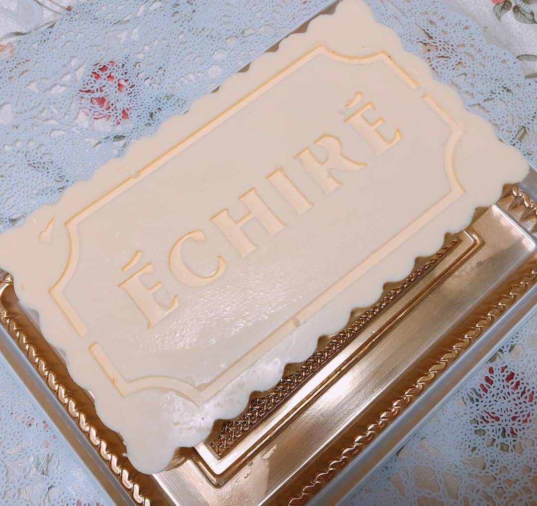 のぐちゆりのインスタグラム：「#エシレ のバターケーキ🐮♡ とても……とても美味しかった…… 見た目も美しすぎるぅ…」
