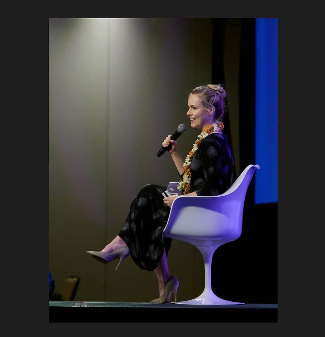 アマンダ・シュルのインスタグラム：「Mahalo nui loa @hawaiibusinessmagazine for including me amongst the inspiring women at the #WahineForum last week. It was an honor to share the stage with such distinguished ladies. 📸: @magphotoguy #likeawahine」