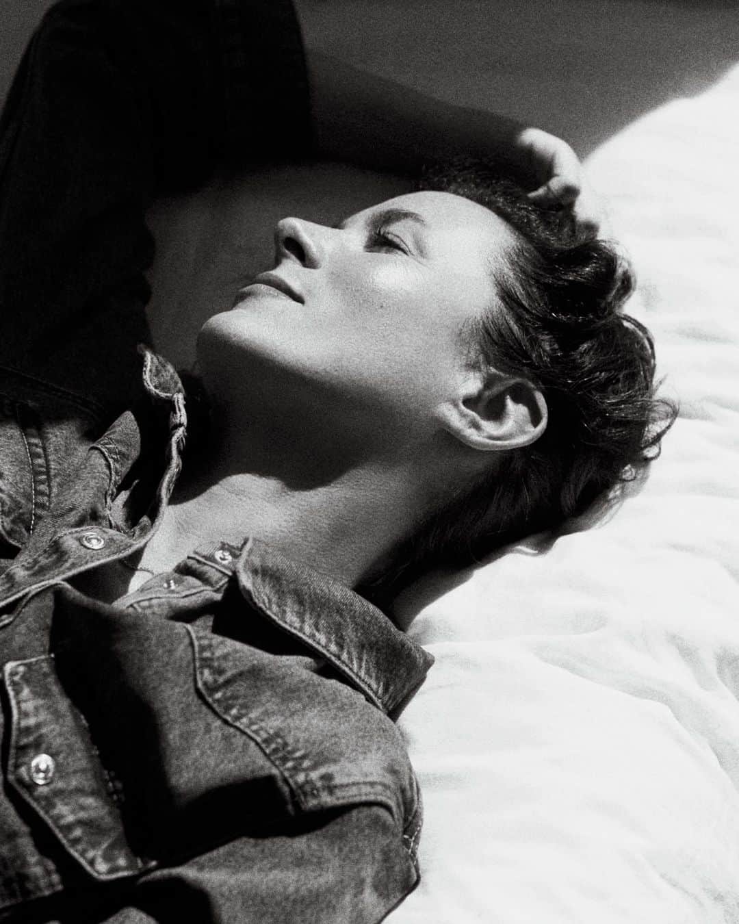 ギャランス・ドレのインスタグラム：「Me, napping. . Like, I’ll nap anywhere. I remember when I was a student and paid my studies being a supervisor in a high school using my lunch break to go nap in one of the classrooms, arms crossed on a table. One day my students found me, and they let me sleep. And then made fun of me for the rest of the year, because I am Corsican, and Corsicans have a reputation for being napers, ah! . Or at the university, finding an empty room and closing my eyes. Then opening them to realize the amphitheater (that’s how we call the big class rooms in France) had filled up and I was in the middle of a German literature class. .  I remember being at fashion week and taking a 10 min nap in a car between shows. .  Or at the studio in New York, closing my eyes for 20 minutes in a the middle of a busy day. . Or on a shoot, going to the stylists closet and making myself a tiny spot where to disappear for a little time. .  I am starting to understand why. Well first because napping is awesome, we all know that, centenarians know that, kids know that, my dog knows that. It has this way of dropping the build up of stress and tension that tends to pile up during the day. Even closing my eyes five minutes works wonders for me, even if I don’t fully fall asleep I get in a sort of meditative state, letting my mind wander and flow, my muscles relax and drop out of the busyness - though twenty is better. . But also, as many of us, I am an actual introvert who learned how to be social. When I am with people I am fully engaged and hyper aware and present. It takes a lot of out me. Naps have this way of recharging my batteries and my sense of self. .  A lot of you have asked me about some of my “life tools” (what do I know, but okay!) - this is probably one of the most simple intrinsic consistent one I’ve ever had. You should try! . . . Photo: @lehuanoelle」