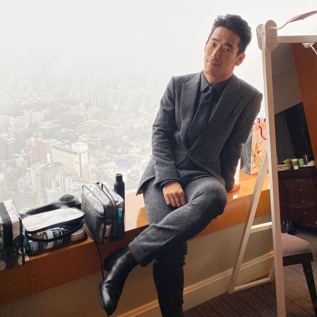 のインスタグラム：「本日も引き続き　#東京国際映画祭 。 『#アースクエイクバード 』の記者会見、さらに舞台挨拶へ、ウォッシュ監督•共演のアリシアと共に登壇しました。  僕のコメントの一部を動画でupします。 『カメラマン禎司を演じるにあたって』 『ダンスのシーンについて』 『ハリウッドデビューについて』  少し長いですが、みなさんにお伝え出来れば幸いです。  #EXILE #三代目JSOULBROTHERS #三代目JSOULBROTHERSfromEXILETRIBE #三代目JSB #三代目 #3jsb #ldh #小林直己 #NaokiKobayashi  #Earthquakebird #netflix @tomford #TomFord  #ネットフリックス #ネトフリ #東京国際映画祭 #TIFF @netflixfilm  #AliciaVicander」