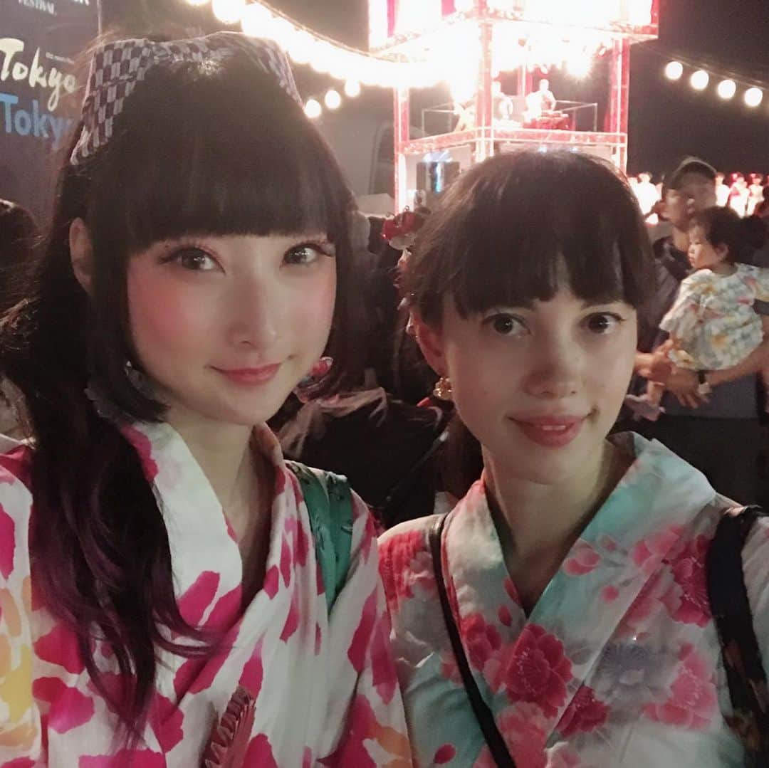 RinRinさんのインスタグラム写真 - (RinRinInstagram)「Last summer post I promise! Then straight on to the Halloween ones cause yea, I’m super behind😂 I really wanted to go to a Bon Odori festival in the summer and didn’t have the chance to until THE VERY LAST ONE on sep 1st. It felt super awkward wearing yukata in September but it was so much easier with a friend~ thanks @potesara_musume for indulging me and letting me drag you to a bon odori 😂 I dressed her in my first ever yukata! (It’s 9 years old!) 👘 so nostalgic seeing it worn! the @tokyo_big_bon_odori_festival was a bit different than a traditional one where it was produced by members of the singing group, EXILE. They wanted to bring in aspects of hip hop into traditional Bon Dance.  It started right at sunset; we practiced a few traditional dances twice then they officially started~ we dance around the square stage with the dancers on stage♪ It was so much fun~~~ I wish I had less bags on me, but with my track record of getting heat exhaustion easily I had to carry a bunch of water on me with no where to put it down😂 but that didn’t stop the fun~~ tho it definitely hurt the shoulders whenever we had to jump.  And of course I did end up getting heat exhaustion anyways cause I drained all my waters and ended up drinking some of @potesara_musume ‘s as well (sorry 🥺) I bought some cooling pads and we shamelessly used them out in public on our foreheads (who knows what I’m talking about? Put 🍩 in the comments!) 😂 overall very successful bon odori experience~ it was a great send off for the summer! 最後の夏の写真！ごめんね、すごく遅くなりましたーこれからハロウィンに直接になる😂😂😂今年どうしても盆踊りやりたくて、最後の最後、 9月1日@tokyo_big_bon_odori_festival に行くことになったー9月に浴衣着るのがちょっと違和感があったけど、友達の @potesara_musume と行ったら、なんか勇気が出てくる〜来てくれてありがとうー😂この盆踊りは普段の盆踊りとは少し違って、EXILEさんがプロデュースしたらしいから、最後にヒップホップとコラボした盆踊りもあってめっちゃ楽しかったー♪♪♪ 荷物少し重かったけど、やっぱり熱中症なりやすいから水何本持ってたかれしょうがない〜そんなに邪魔ではなかった、ただジャンプしたときに肩痛かった😂😂😂結局最後まで、水全部飲み切って、友達の分も飲んでしまって、熱中症になりそうで、早めに出て冷えピタ付けたー😂ギリギリセーフ！今回この盆踊りに行けて本当に良かった〜なんか夏のいいお祝い出来て夏が充実した感じだった〜♪ . . Yukata: #nozomiishiguro  Obi: #ふりふ  Bag: #annasui Shoes: #emilytemplecute Earrings: #ivytokyo . #rinrindoll #rinrinootd #summer #yukata #japan #tokyo #bonodori #tokyobigbonodorifestival #exile  #japanesesummer #東京 #盆踊り #駒沢オリンピック公園 #浴衣」10月30日 0時03分 - rinrindoll