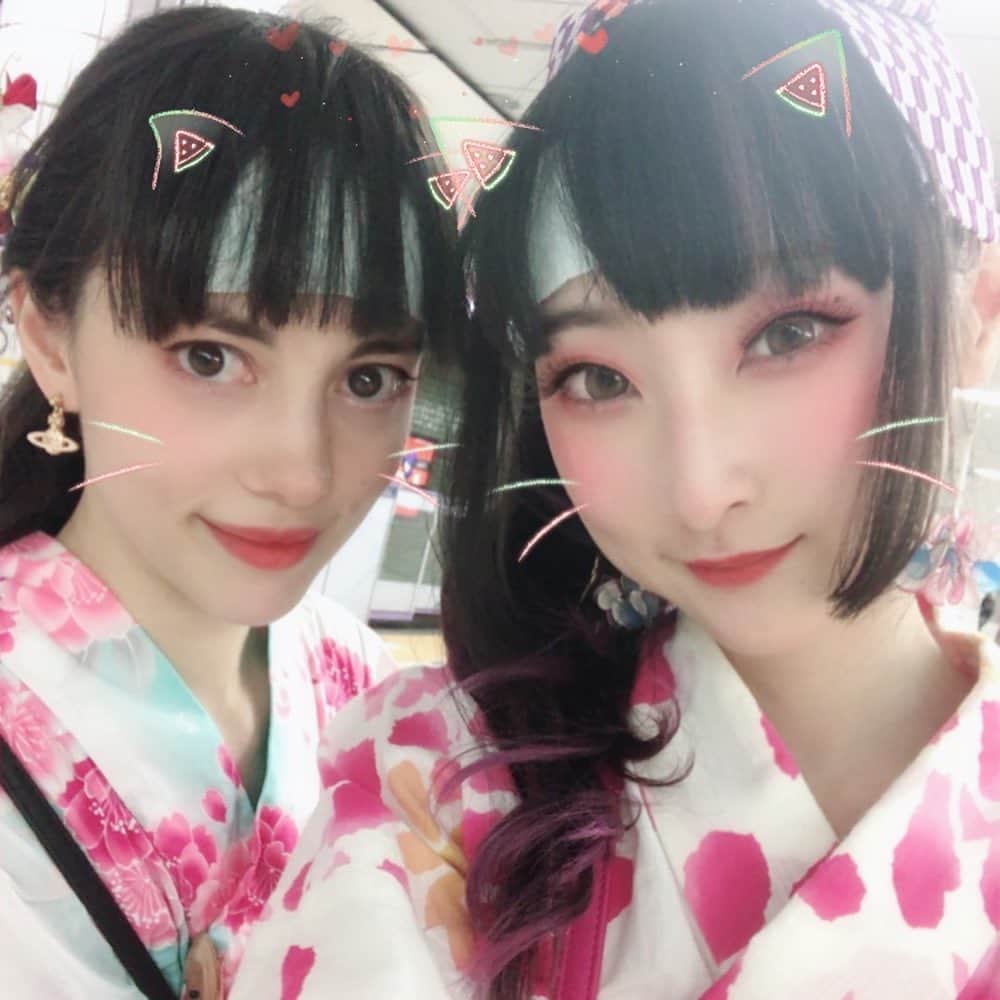 RinRinさんのインスタグラム写真 - (RinRinInstagram)「Last summer post I promise! Then straight on to the Halloween ones cause yea, I’m super behind😂 I really wanted to go to a Bon Odori festival in the summer and didn’t have the chance to until THE VERY LAST ONE on sep 1st. It felt super awkward wearing yukata in September but it was so much easier with a friend~ thanks @potesara_musume for indulging me and letting me drag you to a bon odori 😂 I dressed her in my first ever yukata! (It’s 9 years old!) 👘 so nostalgic seeing it worn! the @tokyo_big_bon_odori_festival was a bit different than a traditional one where it was produced by members of the singing group, EXILE. They wanted to bring in aspects of hip hop into traditional Bon Dance.  It started right at sunset; we practiced a few traditional dances twice then they officially started~ we dance around the square stage with the dancers on stage♪ It was so much fun~~~ I wish I had less bags on me, but with my track record of getting heat exhaustion easily I had to carry a bunch of water on me with no where to put it down😂 but that didn’t stop the fun~~ tho it definitely hurt the shoulders whenever we had to jump.  And of course I did end up getting heat exhaustion anyways cause I drained all my waters and ended up drinking some of @potesara_musume ‘s as well (sorry 🥺) I bought some cooling pads and we shamelessly used them out in public on our foreheads (who knows what I’m talking about? Put 🍩 in the comments!) 😂 overall very successful bon odori experience~ it was a great send off for the summer! 最後の夏の写真！ごめんね、すごく遅くなりましたーこれからハロウィンに直接になる😂😂😂今年どうしても盆踊りやりたくて、最後の最後、 9月1日@tokyo_big_bon_odori_festival に行くことになったー9月に浴衣着るのがちょっと違和感があったけど、友達の @potesara_musume と行ったら、なんか勇気が出てくる〜来てくれてありがとうー😂この盆踊りは普段の盆踊りとは少し違って、EXILEさんがプロデュースしたらしいから、最後にヒップホップとコラボした盆踊りもあってめっちゃ楽しかったー♪♪♪ 荷物少し重かったけど、やっぱり熱中症なりやすいから水何本持ってたかれしょうがない〜そんなに邪魔ではなかった、ただジャンプしたときに肩痛かった😂😂😂結局最後まで、水全部飲み切って、友達の分も飲んでしまって、熱中症になりそうで、早めに出て冷えピタ付けたー😂ギリギリセーフ！今回この盆踊りに行けて本当に良かった〜なんか夏のいいお祝い出来て夏が充実した感じだった〜♪ . . Yukata: #nozomiishiguro  Obi: #ふりふ  Bag: #annasui Shoes: #emilytemplecute Earrings: #ivytokyo . #rinrindoll #rinrinootd #summer #yukata #japan #tokyo #bonodori #tokyobigbonodorifestival #exile  #japanesesummer #東京 #盆踊り #駒沢オリンピック公園 #浴衣」10月30日 0時03分 - rinrindoll