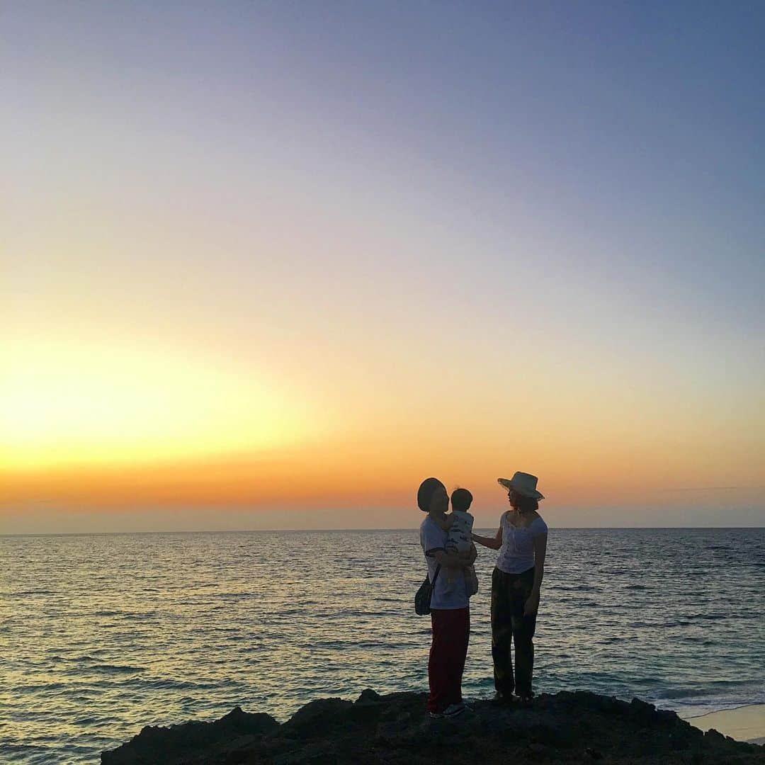 Momoさんのインスタグラム写真 - (MomoInstagram)「🌊☀️🌍 family time  ㅤㅤㅤㅤㅤㅤㅤㅤㅤㅤ  ㅤㅤㅤㅤㅤㅤㅤㅤㅤㅤ  #miyakojima #okinawa #familyphoto #momoe旅 #宮古島 #沖縄 #ムスヌン浜 #来間島 #家族写真」10月30日 0時14分 - m_o_m_o_e