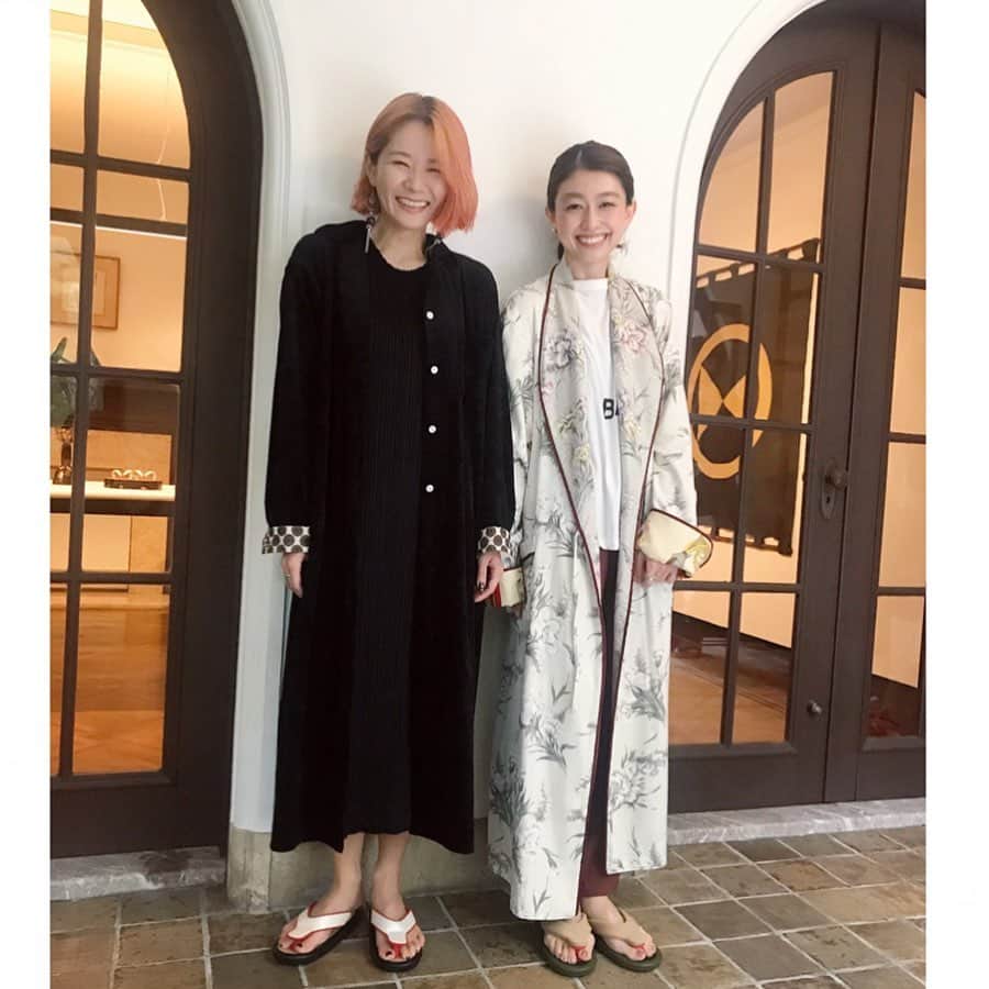 のインスタグラム：「先日、祇園ない藤 @gion_naito さんの展示会へ伺いました💠 ない藤さんのはきものはとても美しくストーリーがあって、ひとつひとつその人や場面に合わせて。いつか欲しいな✨と思いながらうっとりした素敵なひとときでした。 そしてない藤さんの作るサンダルjojo @jojoは着てきたお洋服にも合わせれそう。じゅんこちゃん　@junkosuzuki と選びました❤️ #gionnaito #祇園ない藤 #gion #naito #祇園 #ない藤　#kyoto #京都 #jojo #はきもの #着物」
